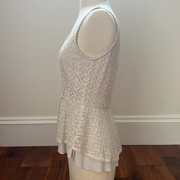 Sam & Lavi Lace peplum top. Size medium - Picture 5 of 13